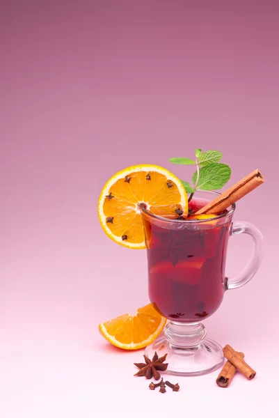 Glass of mulled wine on a pink background — Stock Photo, Image