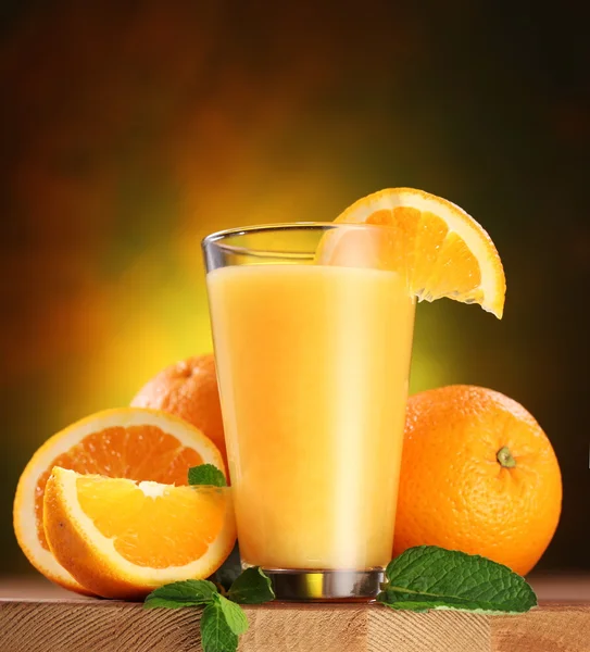 Orangen und ein Glas Saft. — Stockfoto