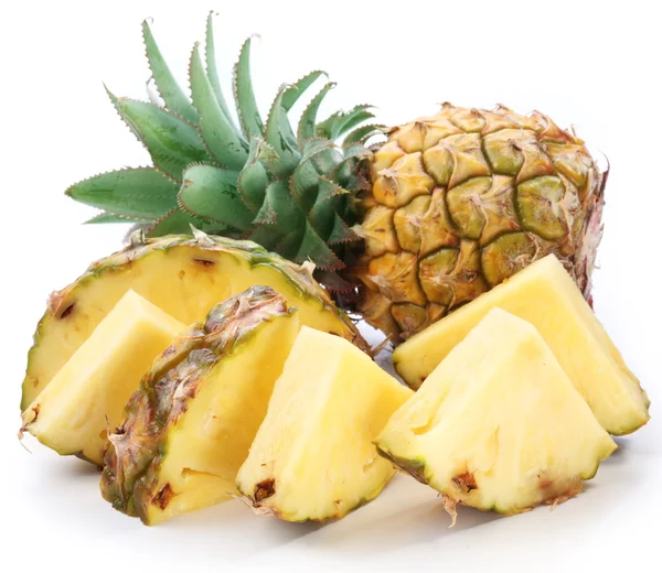 Ananas snijden. — Stockfoto