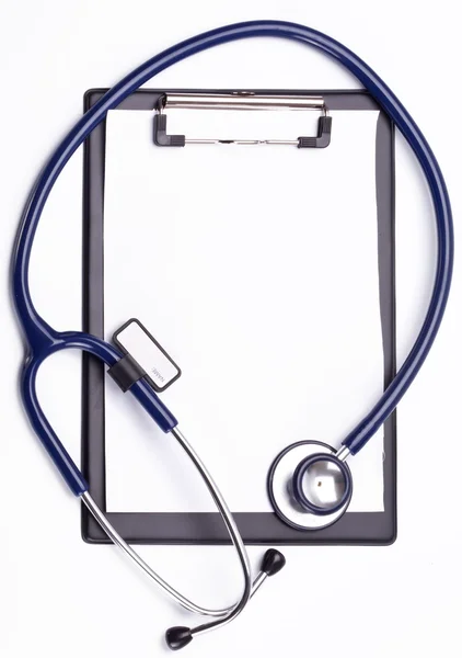 白い背景の上のクリップボードと医学の聴診器. — ストック写真
