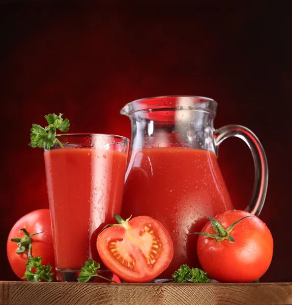 Грудаста і склянка, повна томатного соку . — стокове фото