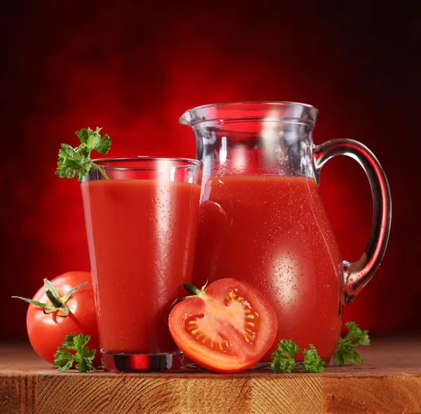 水罐和玻璃完整的番茄汁. — 图库照片