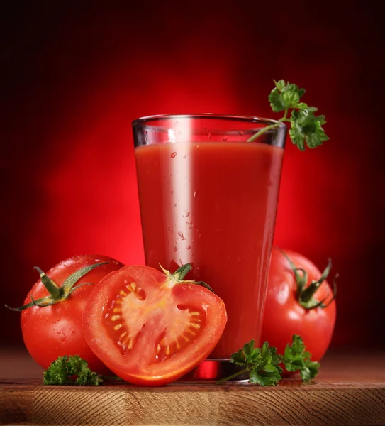 Stillleben von frischen Tomaten und ihrem Saft. — Stockfoto