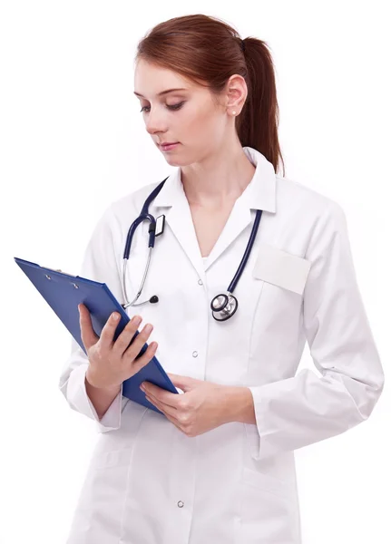 Γιατρός που ψάχνετε στην ιατρική κάρτα. απομονωμένη σε ένα λευκό. — Φωτογραφία Αρχείου