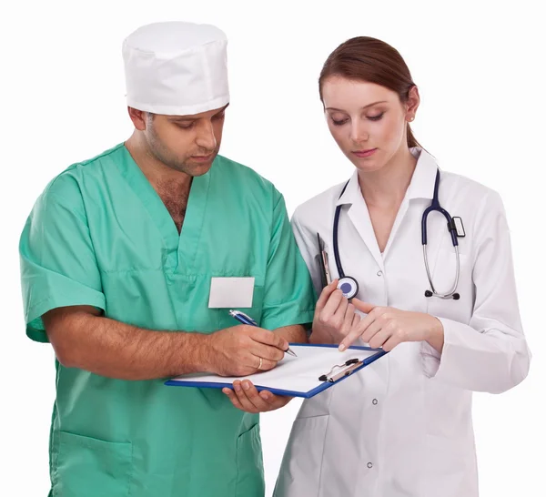 Médicos completando con tarjeta médica. Aislado sobre un blanco . —  Fotos de Stock