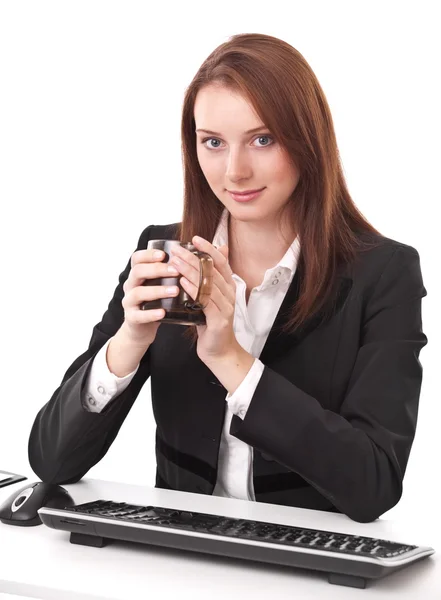 Una giovane donna d'affari con in mano una tazza di caffe '. Isolato in un attimo — Foto Stock
