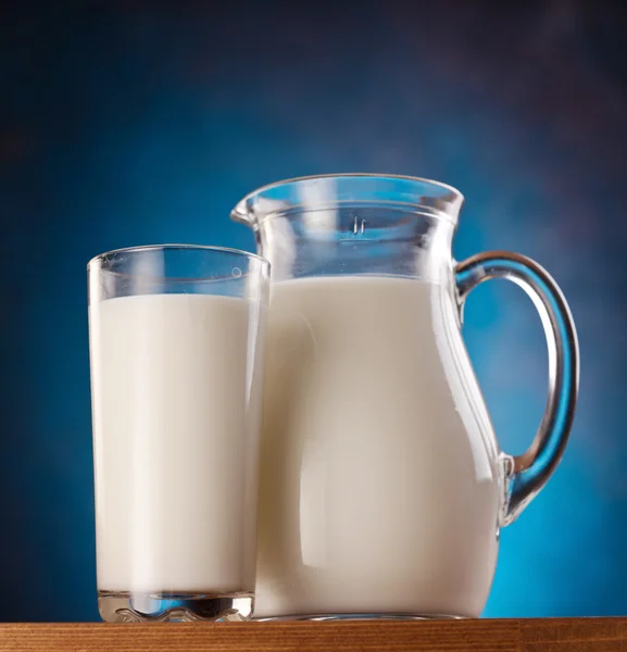 Vaso y tarro de leche. foto . — Foto de Stock