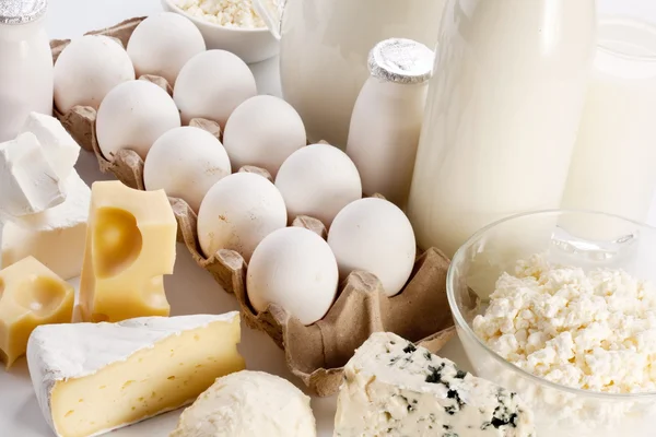 Productos Proteicos Queso Nata Leche Huevos Sobre Fondo Blanco — Foto de Stock