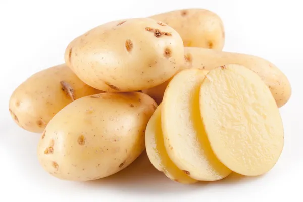 Batatas amarelas com segmentos em um fundo branco — Fotografia de Stock