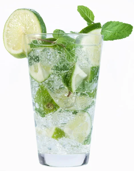 Cocktail mit Minze und Limette auf weißem Hintergrund. — Stockfoto
