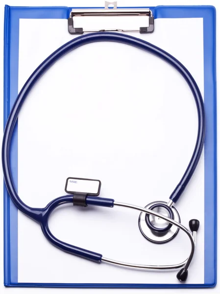 Medizinisches Stethoskop mit Klemmbrett auf weißem Hintergrund. — Stockfoto