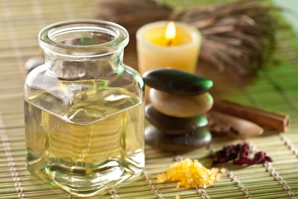 Zátiší s masážní olej v wellness salonu — Stock fotografie