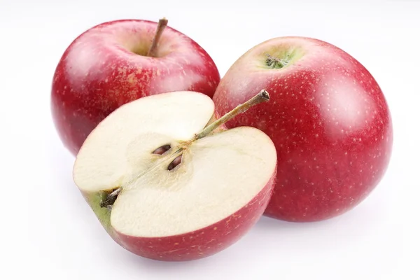 Красное яблоко с половиной яблока . — стоковое фото