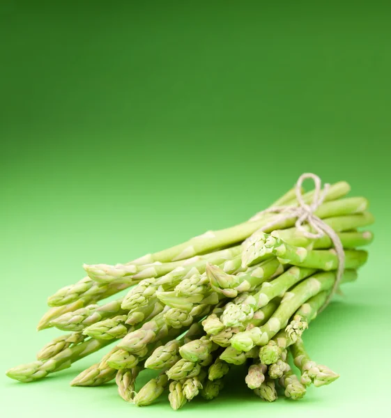 Foglia di asparagi su sfondo verde . — Foto Stock