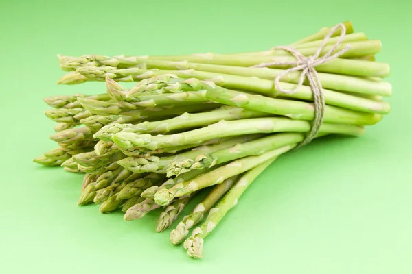 Sheaf of asparagus on a green background. — Stock Photo, Image