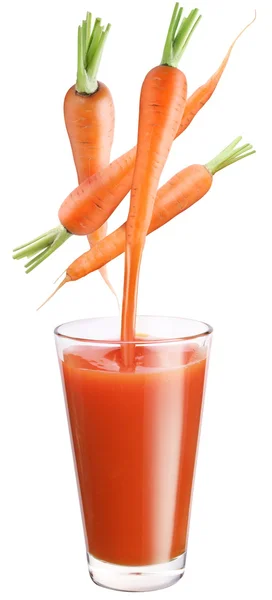 Conceptuele afbeelding - verse wortelsap stroomt in het glas. — Stockfoto