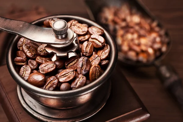 Grains de café torréfiés dans un moulin à café . — Photo