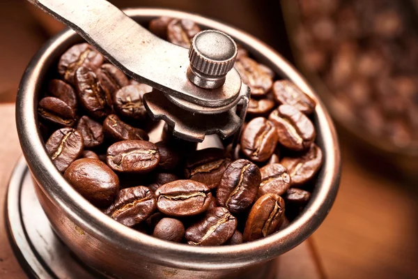 Granos de café tostados en un molinillo de café . — Foto de Stock