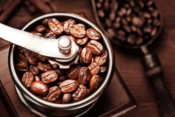 커피 분쇄기에 볶은 커피 콩. — 스톡 사진