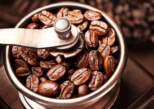 Granos de café tostados en un molinillo de café . —  Fotos de Stock