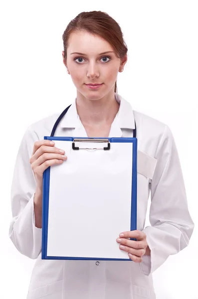 Γιατρός κρατά πρόχειρο με κενό φύλλο. απομονωμένη σε ένα λευκό. — Φωτογραφία Αρχείου