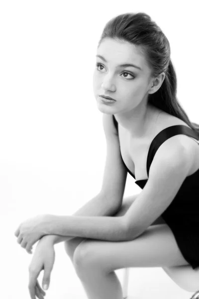 Chica joven vestida de negro sobre un fondo blanco —  Fotos de Stock