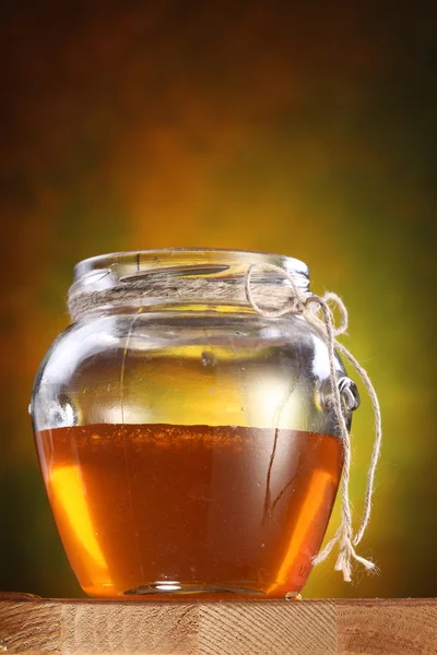 Hrnec medu na stůl. — Stock fotografie