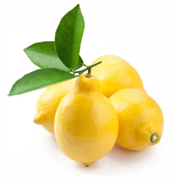 Якісні фото стиглих лимонів на білому тлі — стокове фото