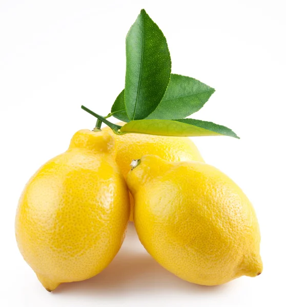 在白色背景上的高质量照片成熟柠檬 — 图库照片