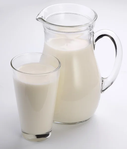 Glas och burk av mjölk. Foto. — Stockfoto
