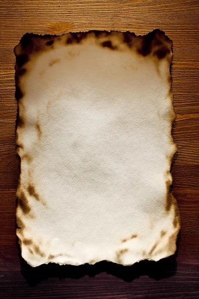Spalony na krawędzi papier teksturowanej ścianę drewniane — Zdjęcie stockowe