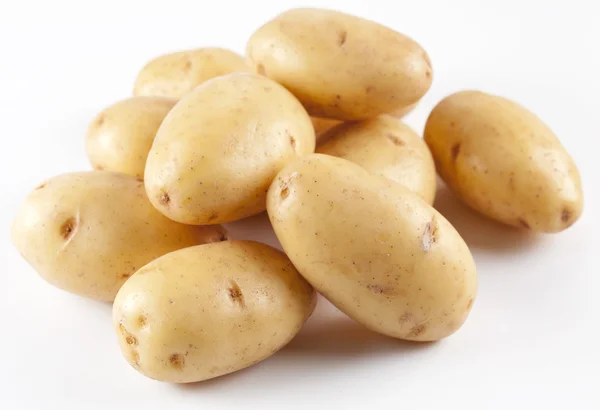 Batatas amarelas em um fundo branco — Fotografia de Stock