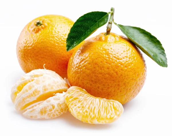 Imagem de uma tangerina madura com folhas no fundo branco . — Fotografia de Stock