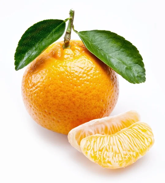 Bild einer reifen Mandarine mit Blättern auf weißem Hintergrund. — Stockfoto