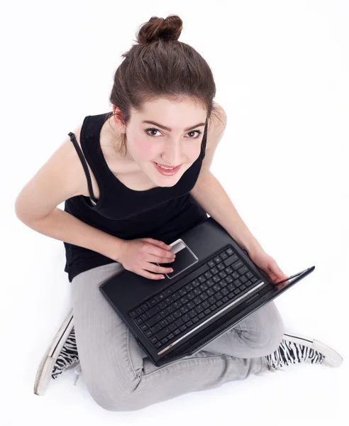 Menina trabalhando com laptop. Imagem sobre um fundo branco . — Fotografia de Stock