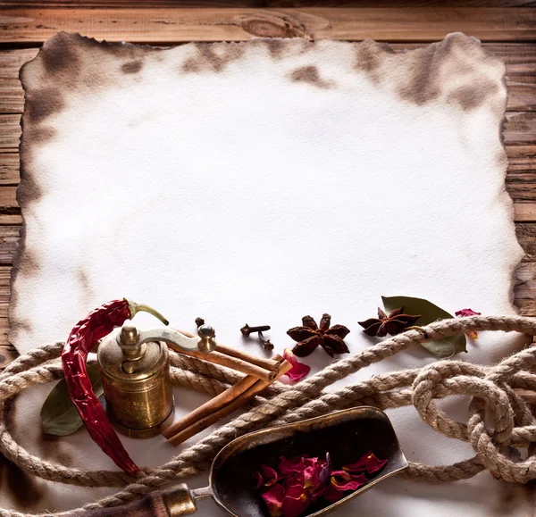 Bild av gamla papper med kryddor på en trä yta — Stockfoto