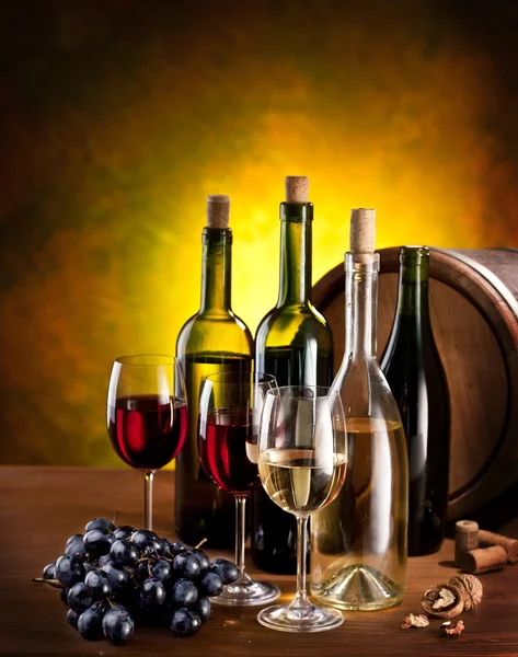 Натюрморт с бутылками вина — стоковое фото