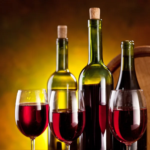Stilleben med vinflaskor — Stockfoto