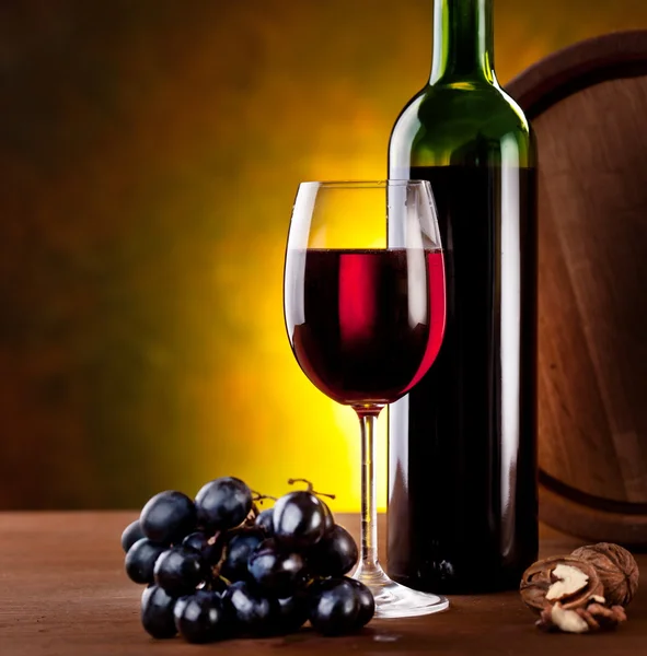 Şarap şişesi ile natürmort — Stok fotoğraf