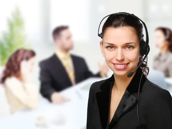 Оператор підтримки клієнтів жінка посміхається в офісі — стокове фото