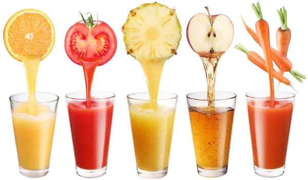 Konceptuell bild - färsk juice häller från frukt och grönsaker Royaltyfria Stockbilder