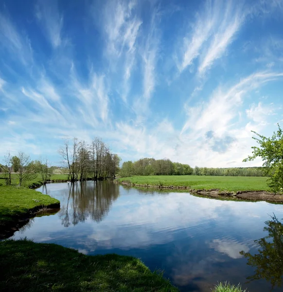 Озеро в сельской местности весной . — стоковое фото