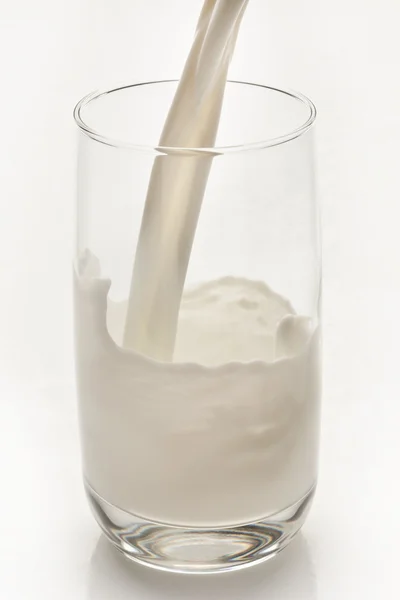 Schizzo di latte dal bicchiere — Foto Stock