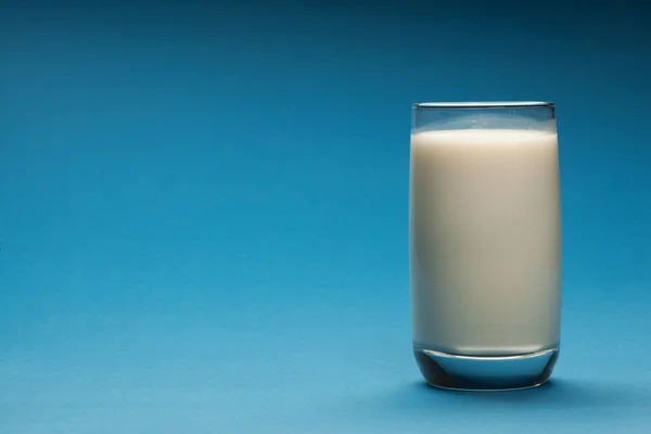 El vaso de leche sobre el azul — Foto de Stock