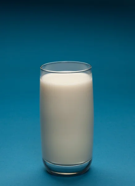 파란색에 우유의 유리 — 스톡 사진