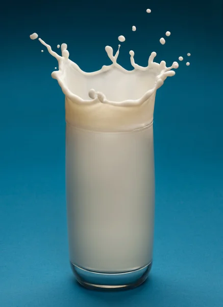 Выплеск молока из стакана — стоковое фото