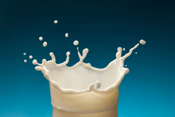 Розчавити молоко зі склянки — стокове фото