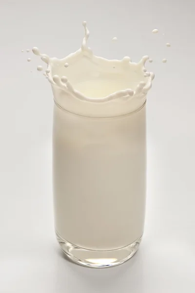 Splash mleka ze szkła — Zdjęcie stockowe