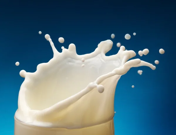 Splash van melk van het glas — Stockfoto