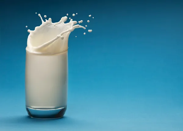 Splash mleka ze szkła — Zdjęcie stockowe